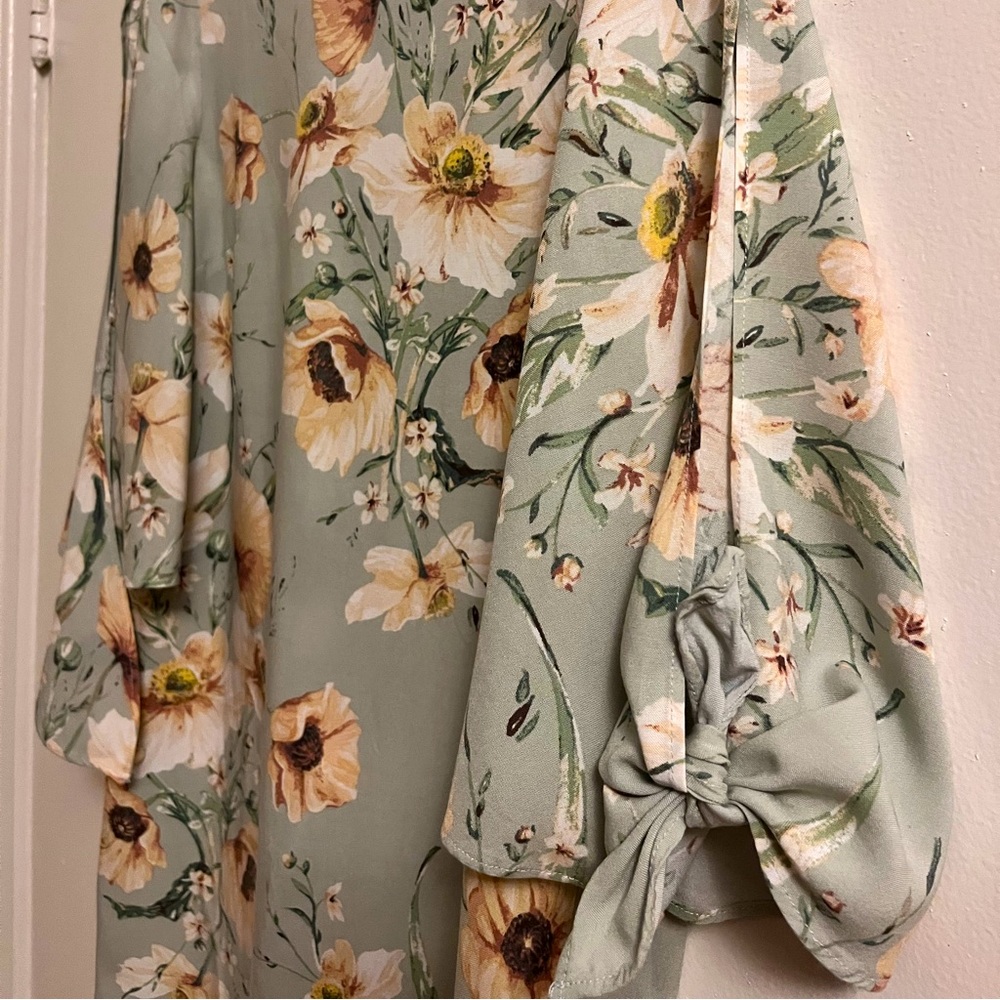 Floral H&M dress. Very good condition. Wore it just a couple of days.